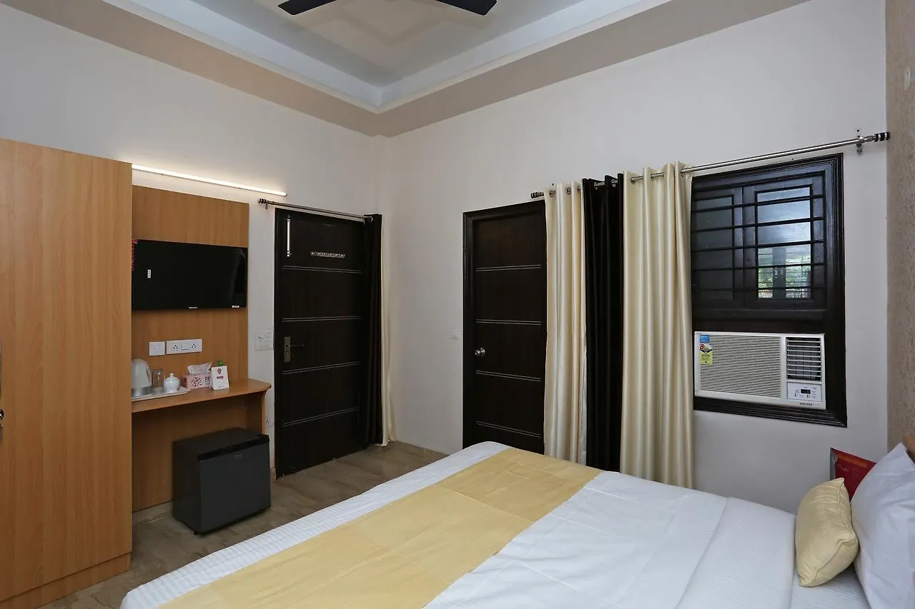 Oyo 14098 R R Homes Gurgáon 3*,  Indie