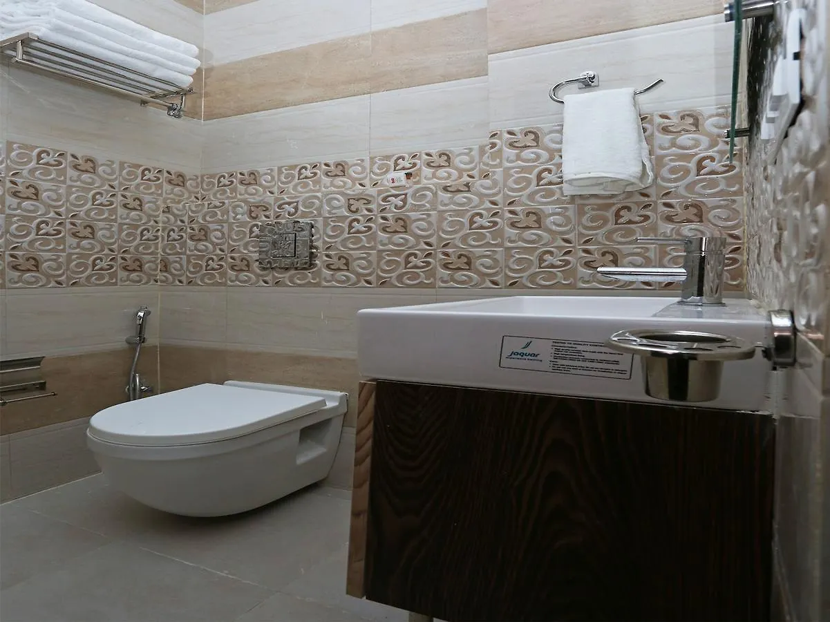 Oyo 14098 R R Homes Gurgaon 3*,