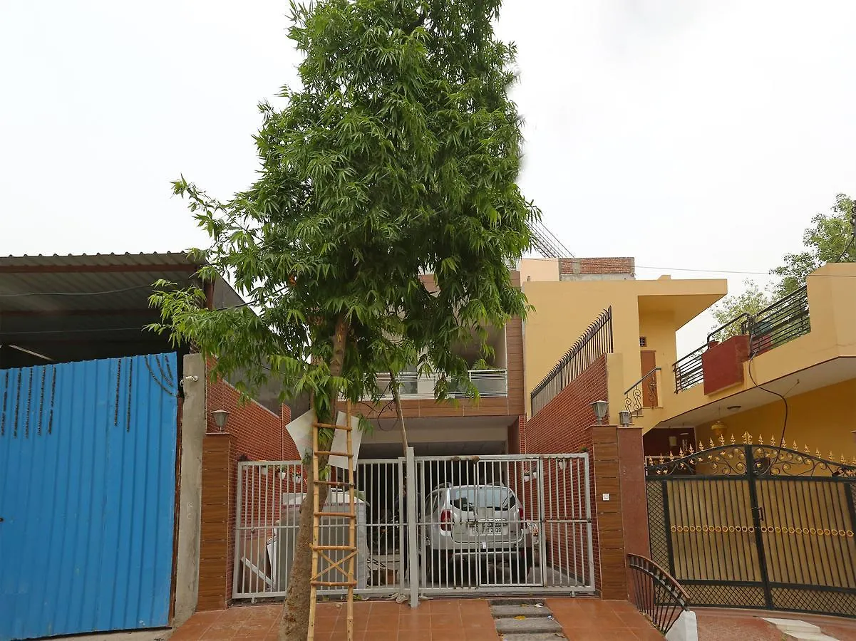 Oyo 14098 R R Homes Gurgaon Hotel