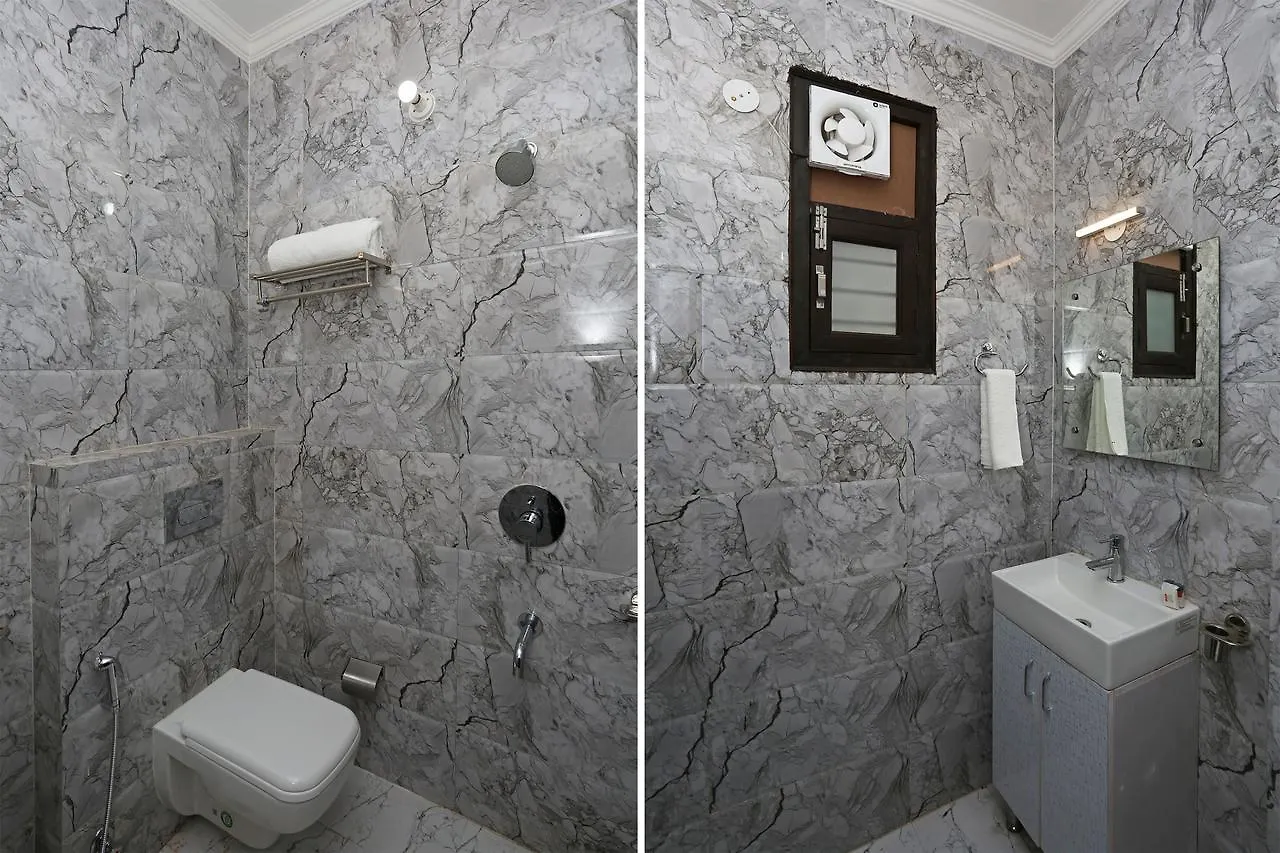 *** Hotel Oyo 14098 R R Homes Gurgaon India
