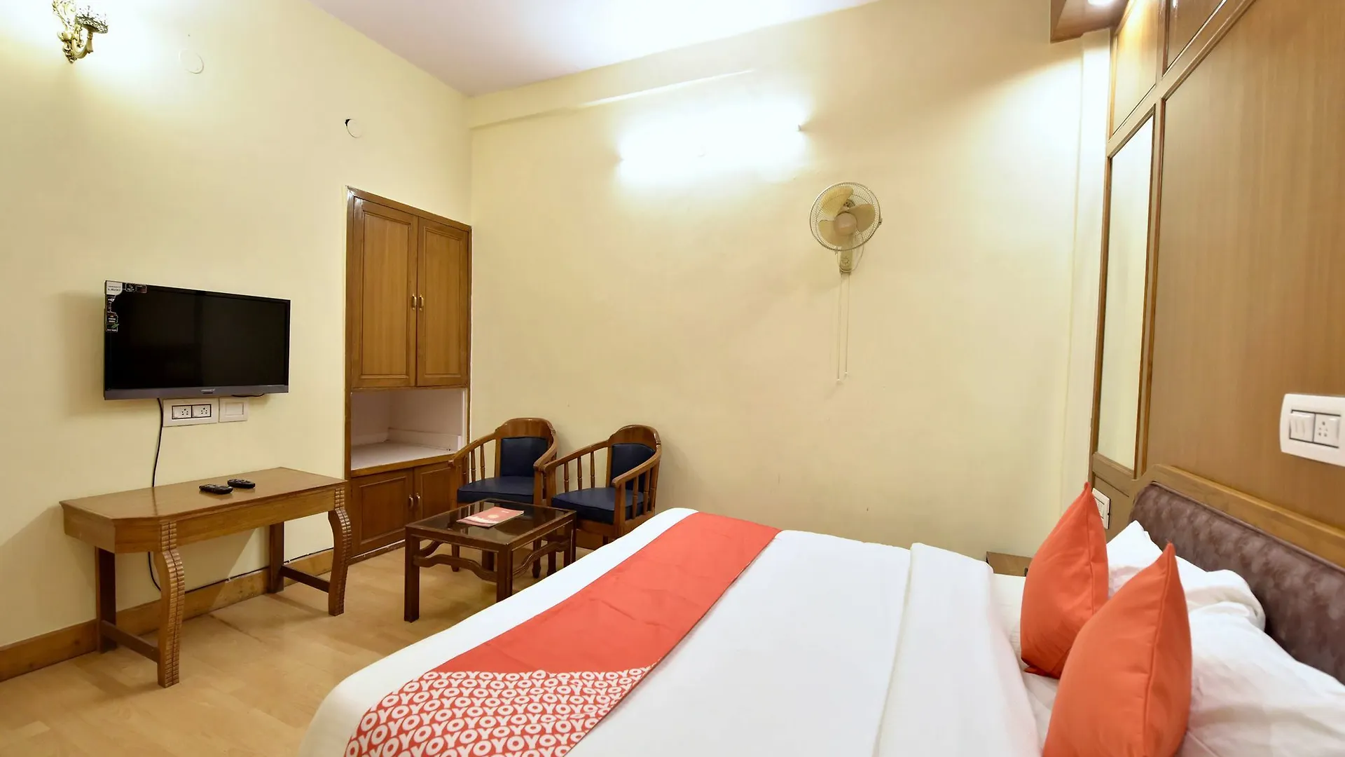 Hotel Oyo 14098 R R Homes Gurgaon