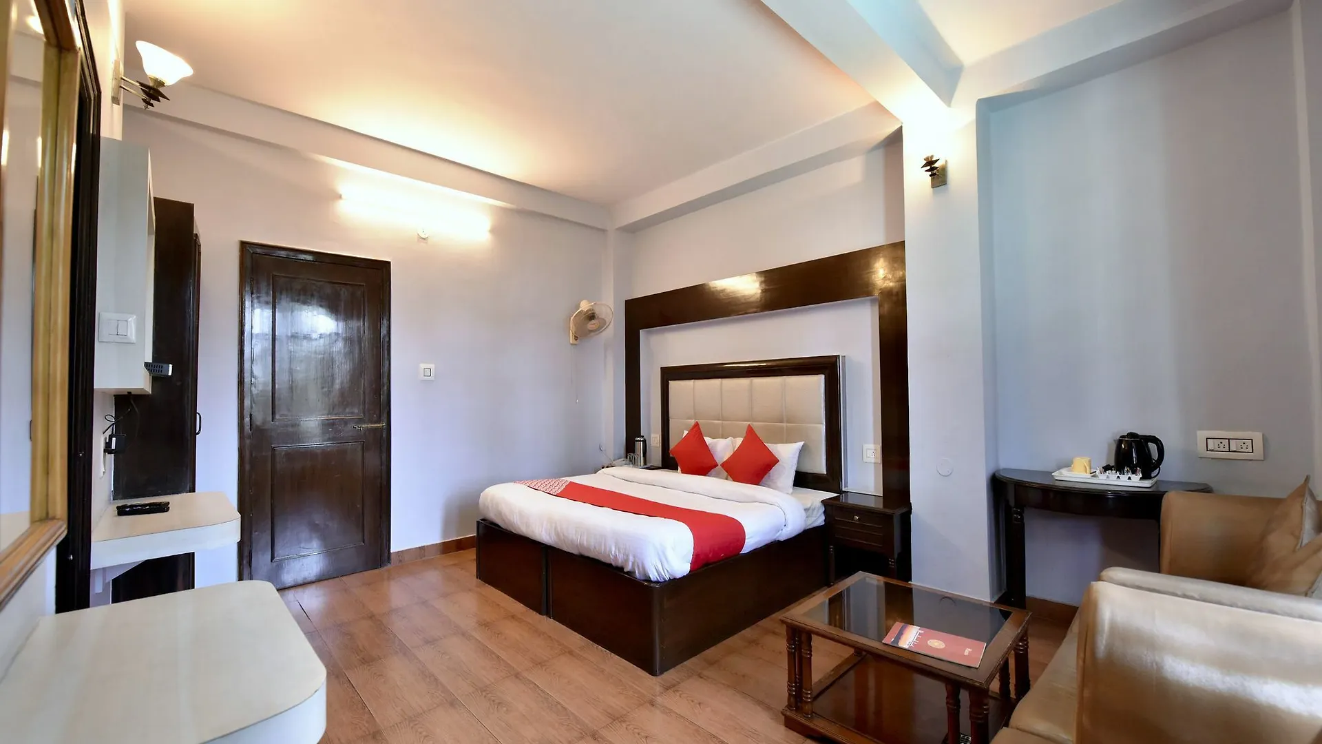 *** Hotel Oyo 14098 R R Homes Gurgaon India